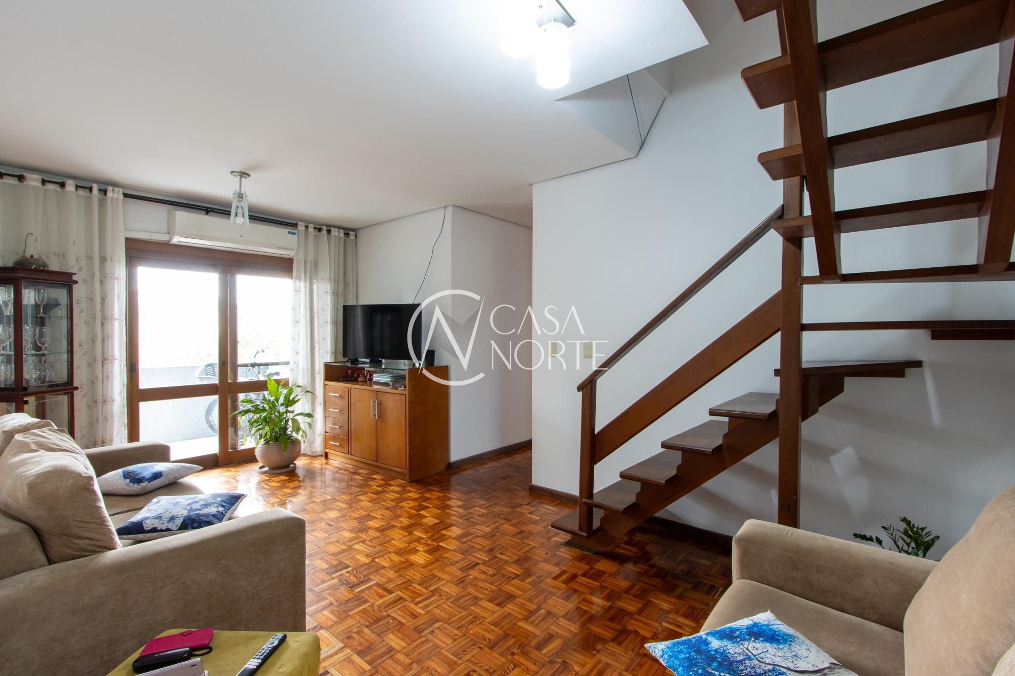 Cobertura à venda com 3 quartos, 158m², 1 suíte, 1 vaga, Rua Afonso Arinos no bairro Camaquã em Porto Alegre