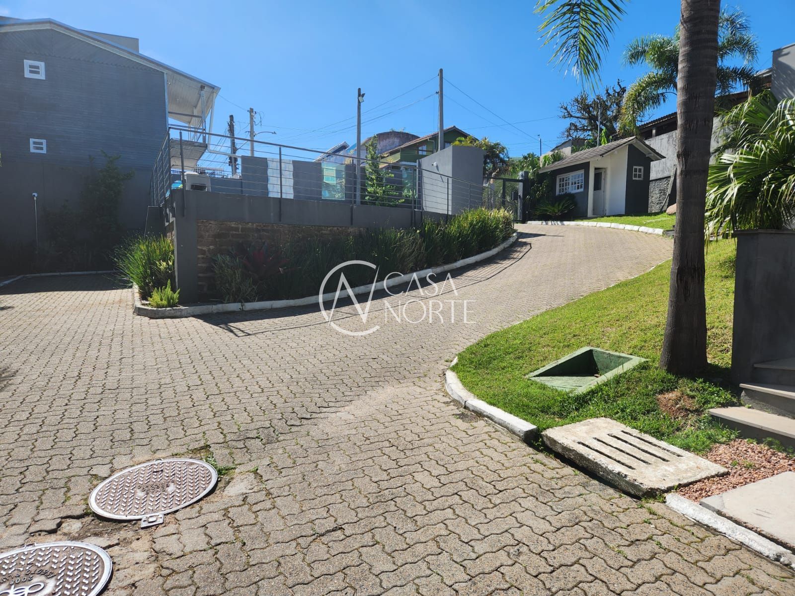 Casa de Condomínio à venda com 4 quartos, 234m², 1 suíte, 2 vagas, Rua Manuele Cristiane Gonçalves no bairro Vila Nova em Porto Alegre