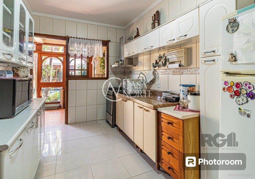 Casa à venda com 6 quartos, 248m², 1 suíte, 4 vagas, Rua Ladislau Neto no bairro Ipanema em Porto Alegre