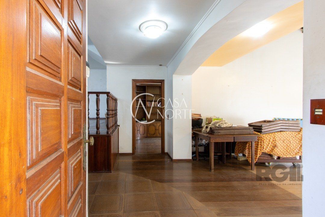 Casa à venda com 4 quartos, 369m², 1 suíte, 6 vagas, Rua Tamandare no bairro Camaquã em Porto Alegre