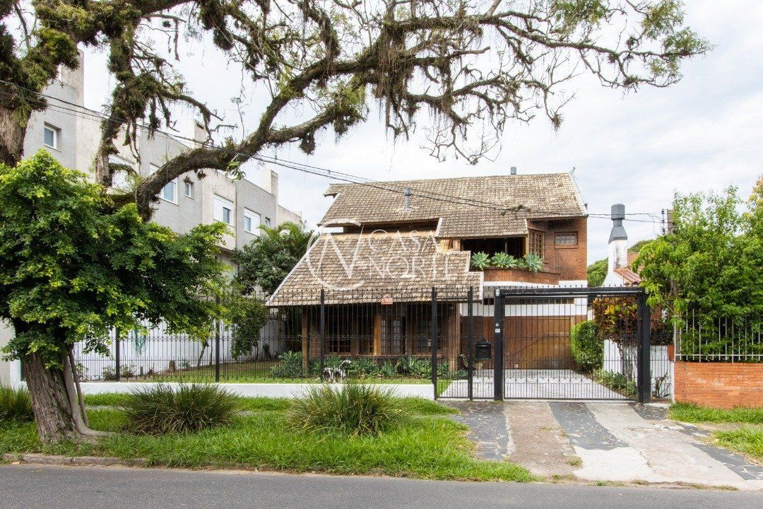 Casa à venda com 5 quartos, 250m², 2 suítes, 6 vagas, Rua Sargento Nicolau Dias de Farias no bairro Tristeza em Porto Alegre