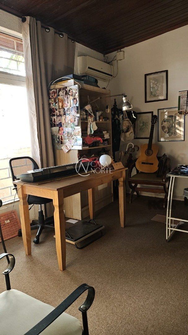 Casa à venda com 4 quartos, 252m², 2 suítes, 5 vagas, Rua Tupã no bairro Vila Assunção em Porto Alegre