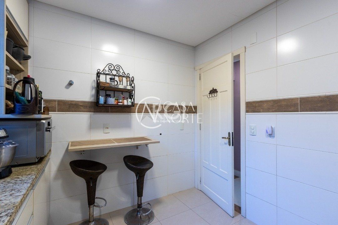 Casa à venda com 3 quartos, 200m², 1 suíte, 2 vagas, Rua Caete no bairro Vila Assunção em Porto Alegre