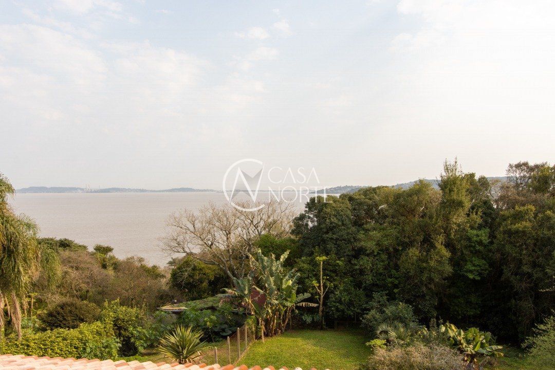 Casa à venda com 3 quartos, 220m², 2 suítes, 5 vagas, Rua Charruas no bairro Espírito Santo em Porto Alegre