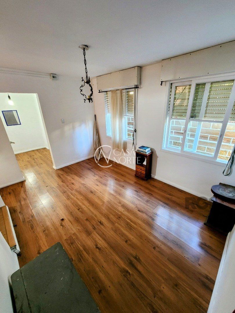 Casa à venda com 4 quartos, 280m², 5 vagas, Rua Oscar Tollens no bairro Santa Tereza em Porto Alegre