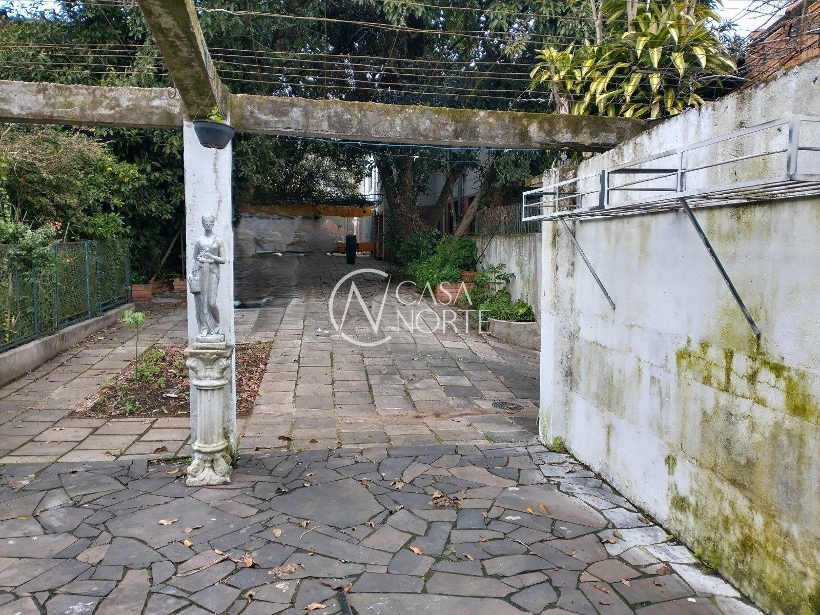 Terreno à venda  com 2561m², Rua Doutor Mário Totta no bairro Tristeza em Porto Alegre