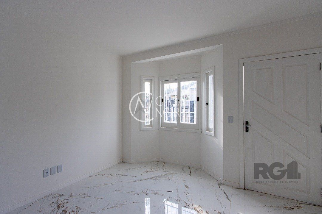 Sobrado à venda com 2 quartos, 88m², 2 suítes, 1 vaga, Rua Nestor José Nitschke no bairro Guarujá em Porto Alegre