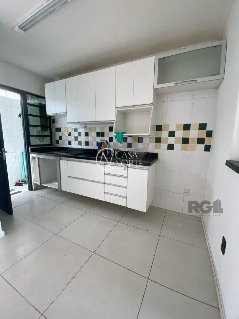 Casa à venda com 3 quartos, 110m², 1 suíte, 1 vaga, Rua Heitor Kramer no bairro Guarujá em Porto Alegre