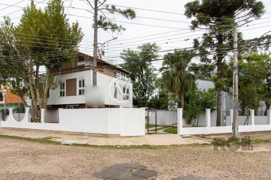 Casa à venda com 2 quartos, 133m², 1 suíte, 2 vagas, Rua dos Guenoas no bairro Guarujá em Porto Alegre