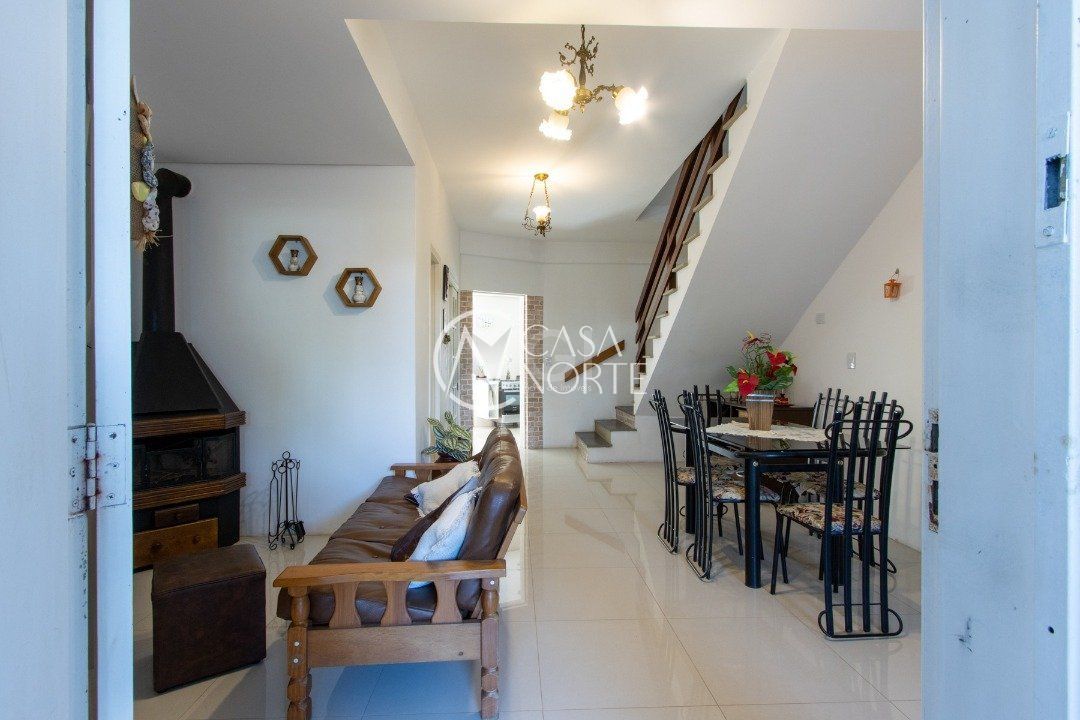 Casa à venda com 3 quartos, 176m², 1 suíte, 2 vagas, Rua Ponciano Pacheco da Silveira no bairro Guarujá em Porto Alegre