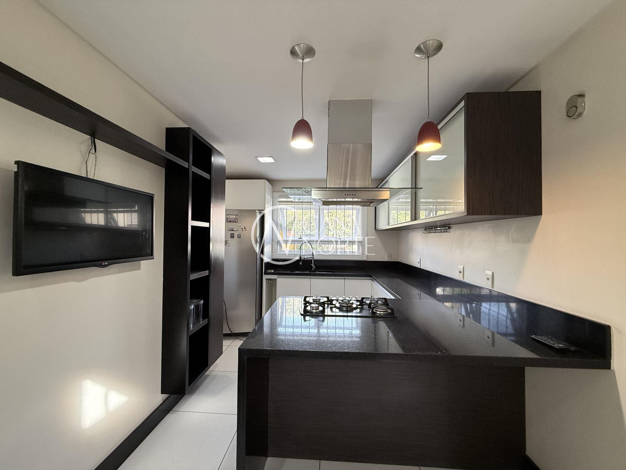 Casa à venda com 5 quartos, 458m², 3 suítes, 3 vagas, Rua Miracema no bairro Chácara das Pedras em Porto Alegre
