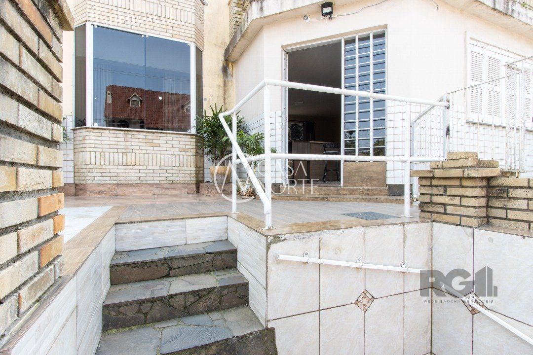 Casa à venda com 6 quartos, 288m², 2 suítes, 2 vagas, Rua Doutor Pereira Neto no bairro Tristeza em Porto Alegre