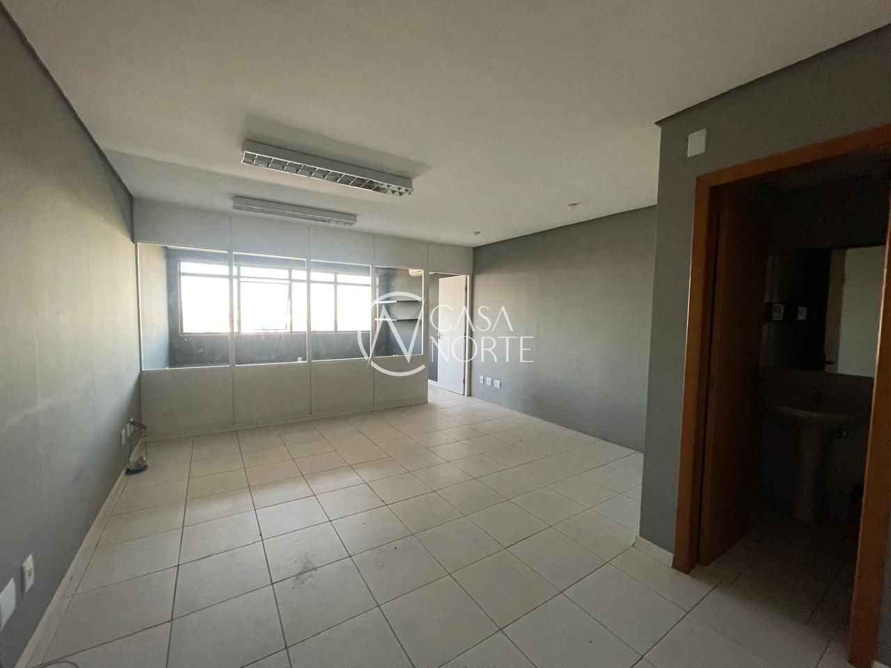 Sala Comercial à venda com 1 quarto, 43m², 1 vaga, Avenida Carlos Gomes no bairro Boa Vista em Porto Alegre