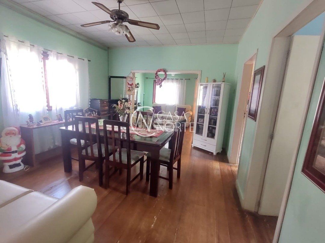 Casa à venda com 3 quartos, 265m², 4 vagas, Rua Mura no bairro Guarujá em Porto Alegre