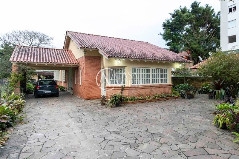 Casa à venda com 4 quartos, 231m², 1 suíte, 3 vagas, Rua Chico Pedro no bairro Camaquã em Porto Alegre