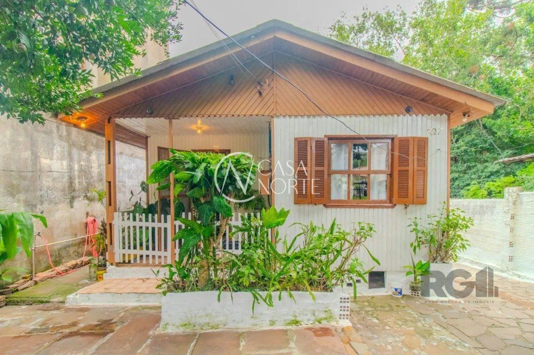 Casa à venda com 5 quartos, 251m², 3 vagas, Avenida Quarai no bairro Nonoai em Porto Alegre