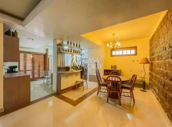 Casa à venda com 3 quartos, 300m², 1 suíte, 2 vagas, Rua Goitacaz no bairro Vila Assunção em Porto Alegre