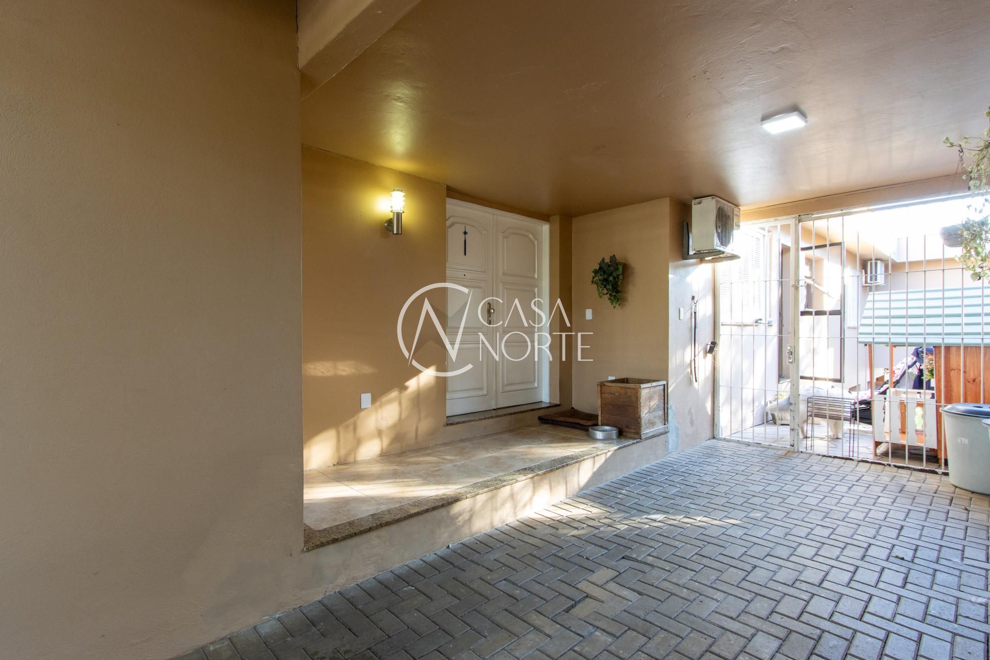 Casa à venda com 3 quartos, 270m², 3 suítes, 3 vagas, Rua Comandai no bairro Cristal em Porto Alegre