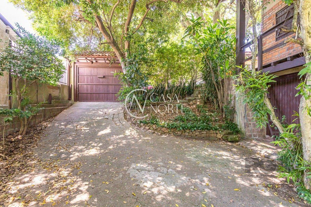 Casa à venda com 4 quartos, 389m², 1 suíte, 3 vagas, Rua Altos da Amapa no bairro Vila Nova em Porto Alegre