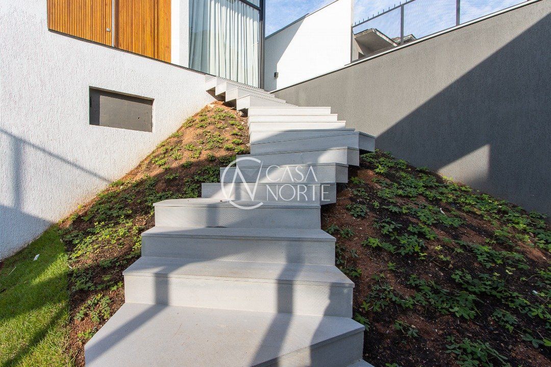 Casa à venda com 3 quartos, 380m², 3 suítes, 4 vagas, Rua Nunes no bairro Medianeira em Porto Alegre