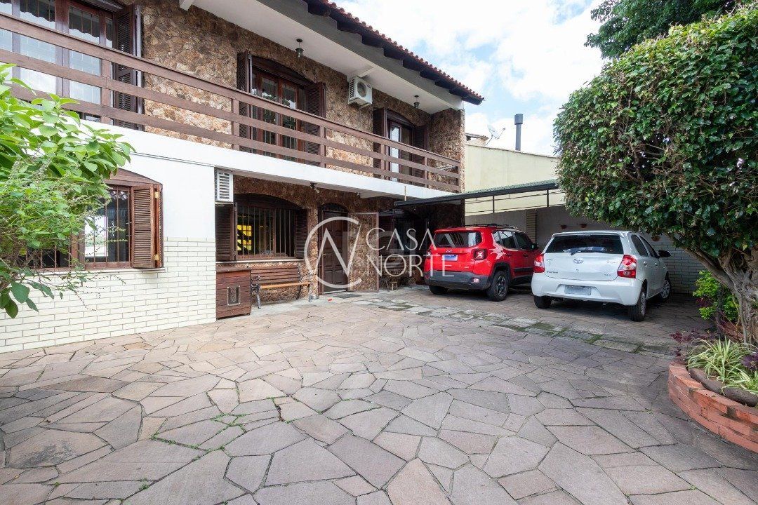 Casa à venda com 5 quartos, 300m², 2 vagas, Rua Vinte e um de Agosto no bairro Cavalhada em Porto Alegre