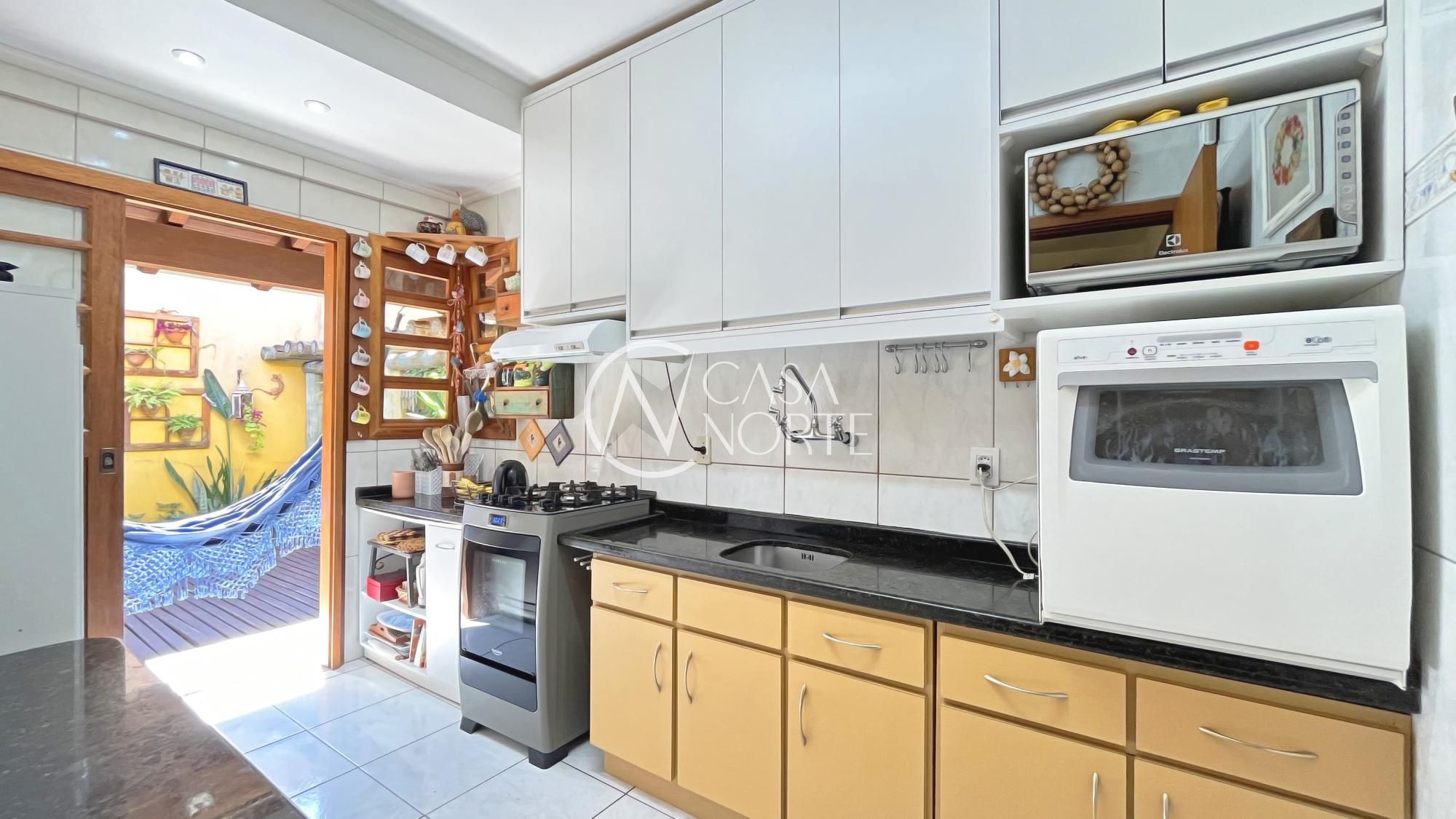 Casa de Condomínio à venda com 3 quartos, 233m², 1 suíte, 2 vagas, Avenida Eduardo Prado no bairro Cavalhada em Porto Alegre