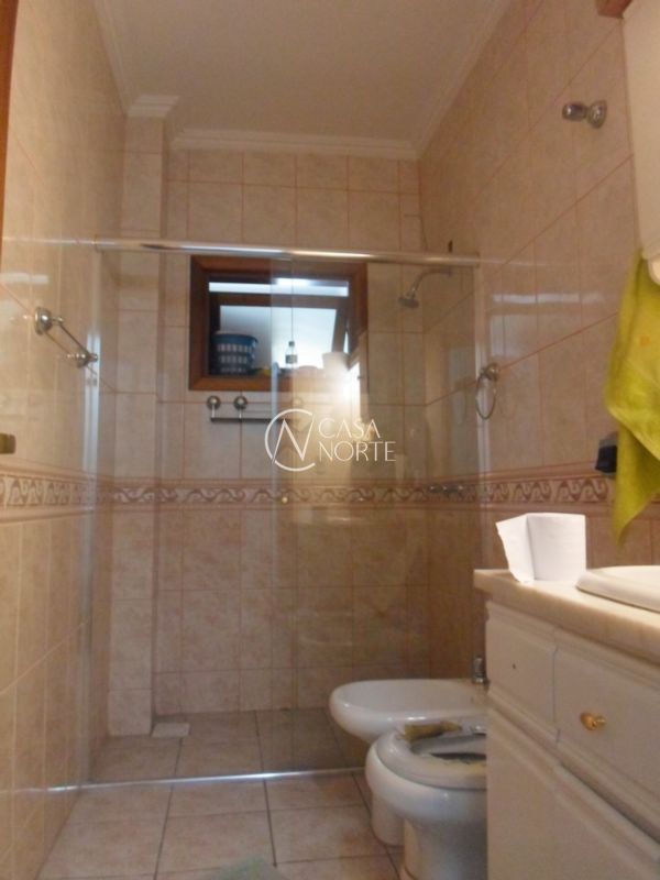 Casa à venda com 6 quartos, 400m², 2 suítes, 5 vagas, Rua Antônio Ribeiro no bairro Santo Antônio em Porto Alegre