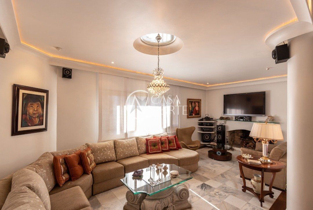 Casa à venda com 6 quartos, 960m², 5 suítes, 8 vagas, Rua Genny Zachia Stephanou no bairro Ipanema em Porto Alegre