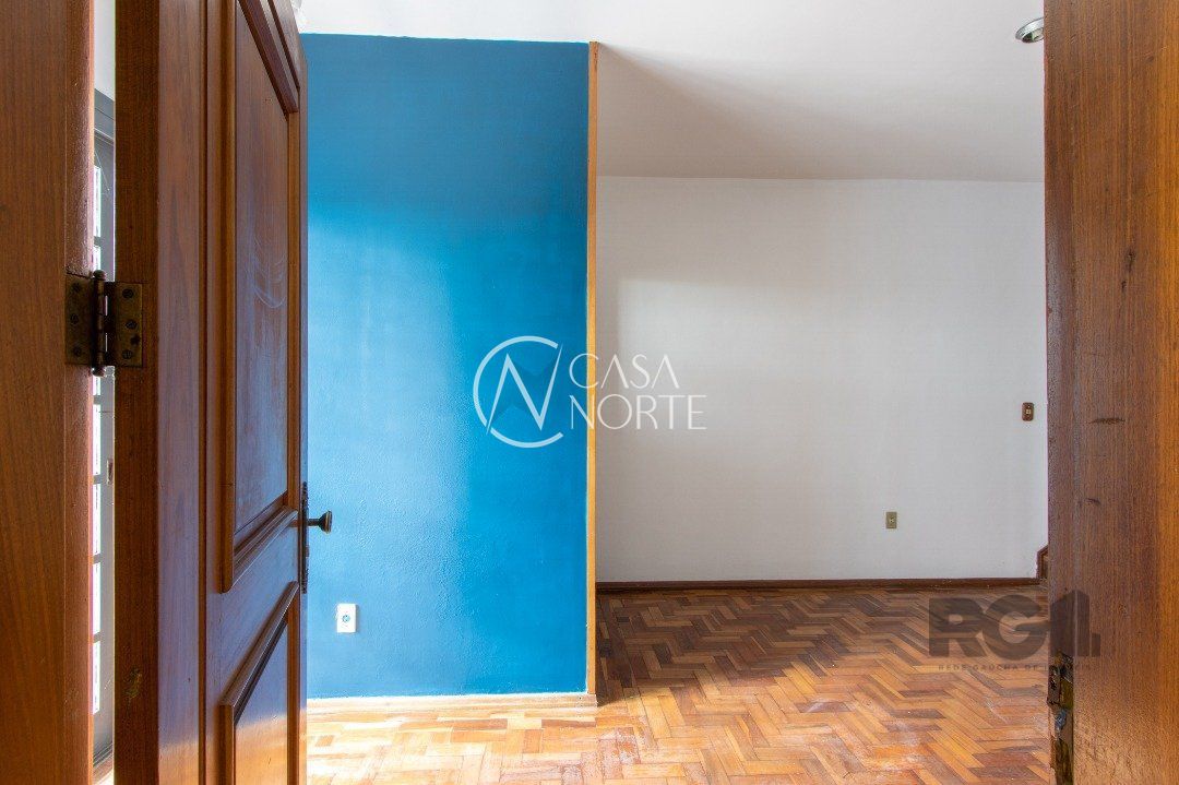 Casa à venda com 4 quartos, 340m², 1 suíte, 3 vagas, Avenida Fábio Araújo Santos no bairro Nonoai em Porto Alegre