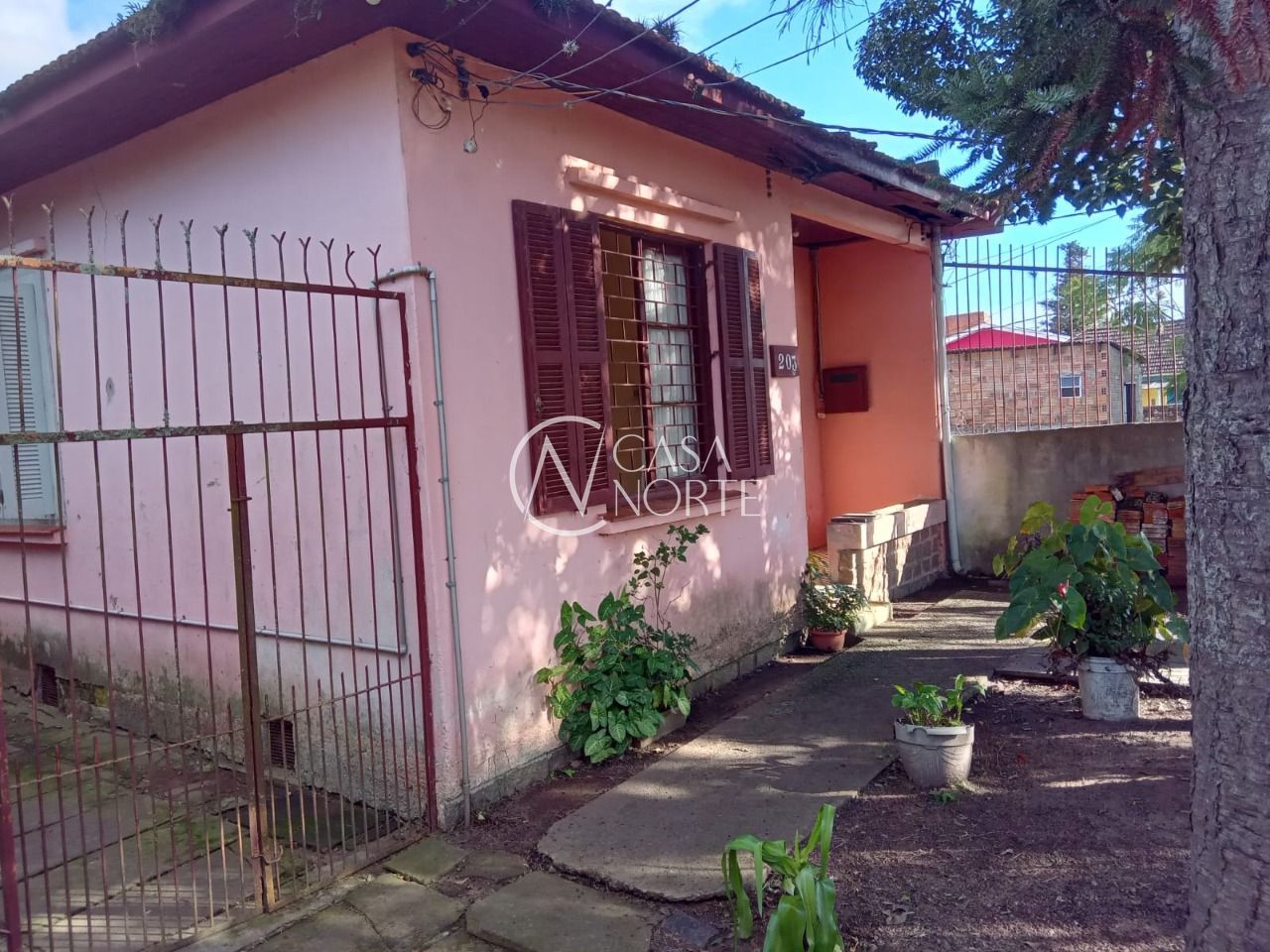 Casa à venda com 2 quartos, 140m², 2 vagas, Rua Professor Joaquim Louzada no bairro Camaquã em Porto Alegre