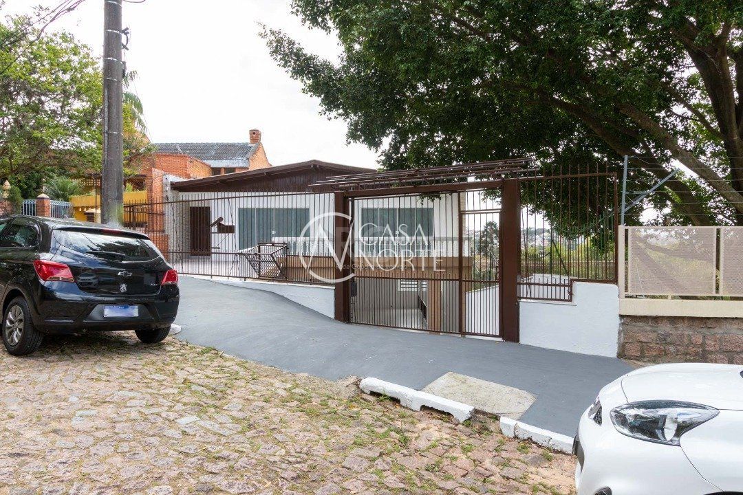 Casa à venda com 5 quartos, 454m², 1 suíte, 8 vagas, Praça São Caetano no bairro Teresópolis em Porto Alegre