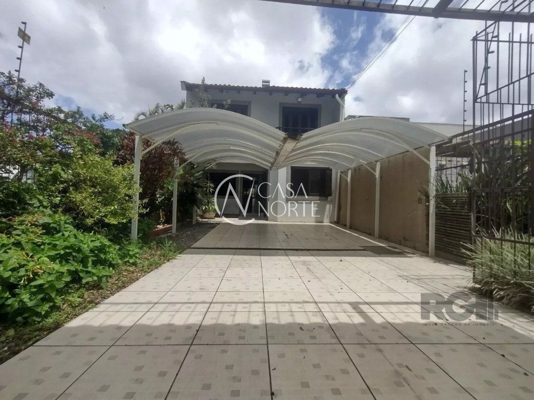 Casa à venda com 4 quartos, 245m², 1 suíte, 4 vagas, Rua Laguna no bairro Cavalhada em Porto Alegre