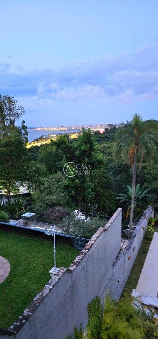 Casa à venda com 5 quartos, 350m², 1 suíte, 6 vagas, Avenida Jacui no bairro Cristal em Porto Alegre