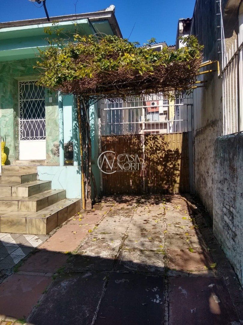 Casa à venda com 2 quartos, 165m², 4 vagas, Rua Miguel Couto no bairro Menino Deus em Porto Alegre