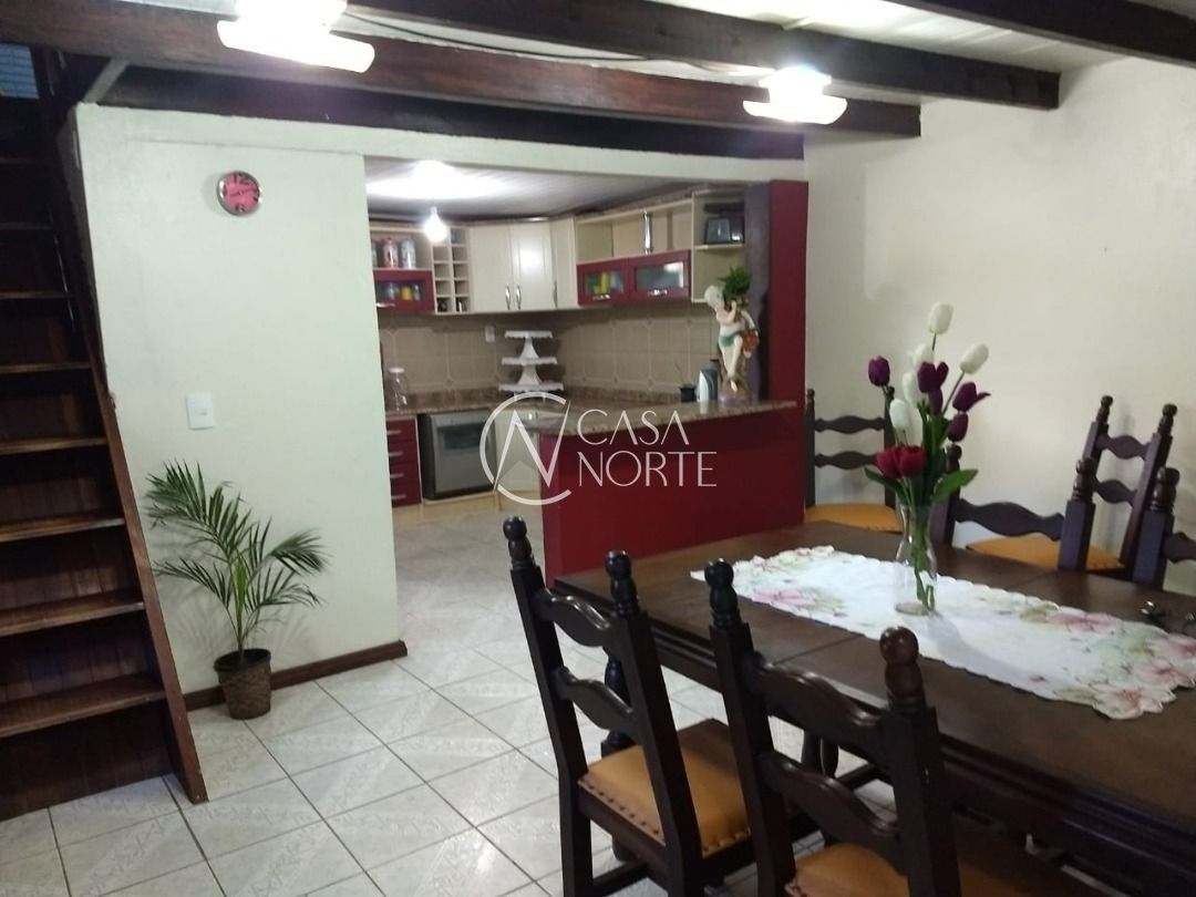 Casa à venda com 4 quartos, 200m², 1 suíte, 4 vagas, Rua Tejo no bairro Ipanema em Porto Alegre