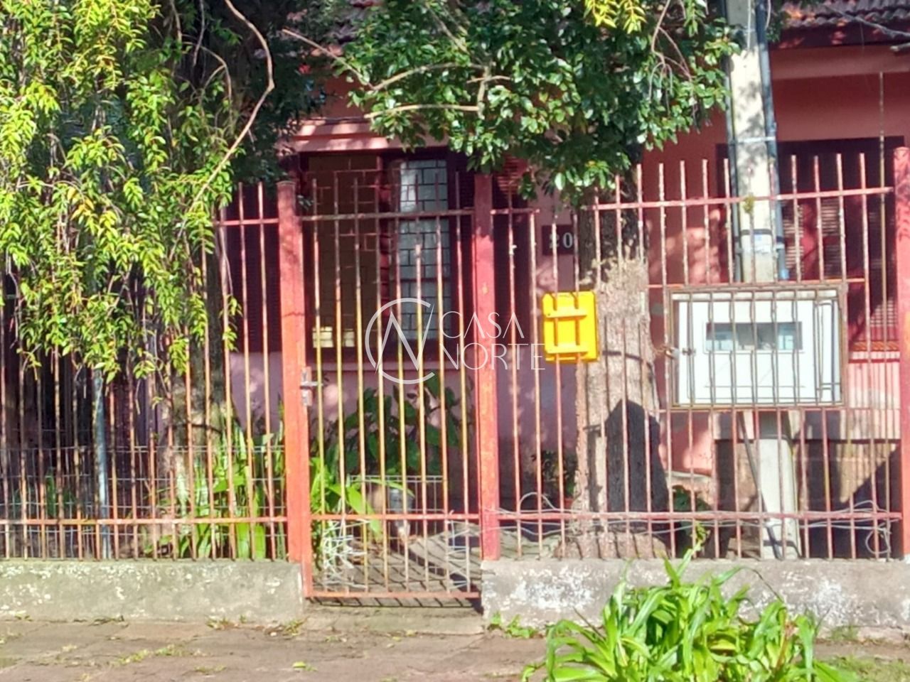 Casa à venda com 2 quartos, 140m², 2 vagas, Rua Professor Joaquim Louzada no bairro Camaquã em Porto Alegre