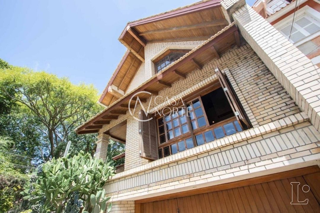 Casa à venda com 3 quartos, 230m², 1 suíte, 4 vagas, Rua Padre João Batista Reus no bairro Vila Conceição em Porto Alegre