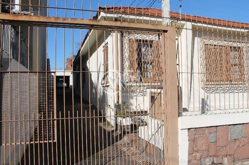 Casa à venda com 4 quartos, 220m², 9 vagas, Rua Curupaiti no bairro Cristal em Porto Alegre