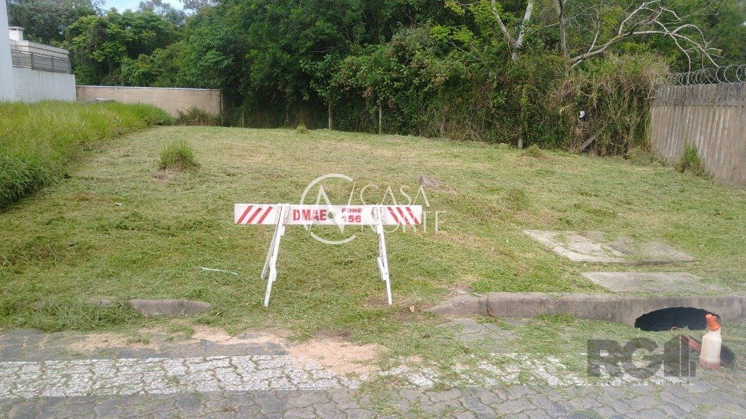Terreno à venda  com 172m², Rua Ivo Walter Kern no bairro Hípica em Porto Alegre