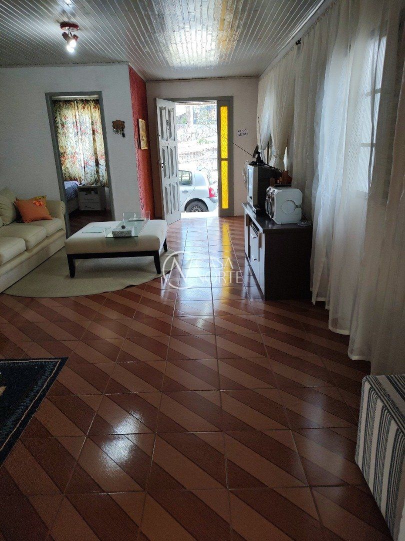 Casa à venda com 3 quartos, 335m², 4 vagas, Rua Martim Minaberry no bairro Partenon em Porto Alegre