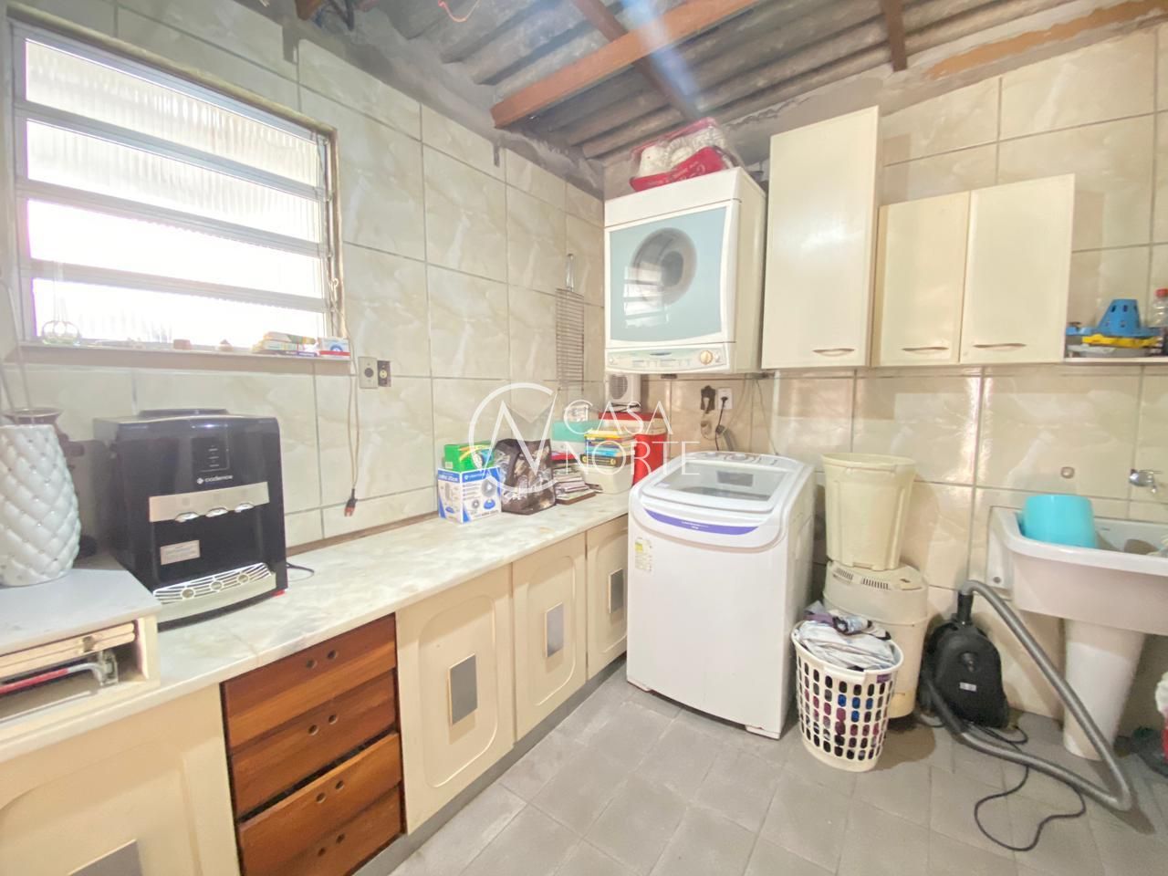 Casa à venda com 4 quartos, 350m², 8 vagas, Rua Afonso Arinos no bairro Camaquã em Porto Alegre