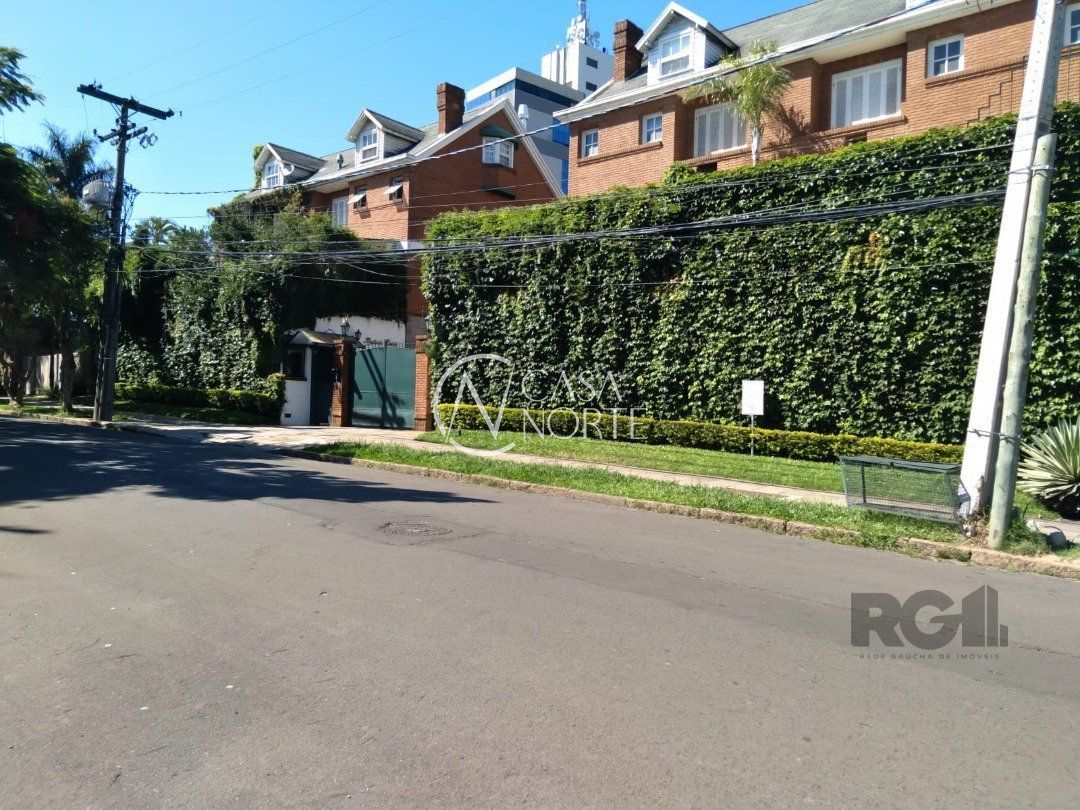 Casa de Condomínio à venda com 3 quartos, 222m², 1 suíte, 3 vagas, Rua Engenheiro Ildefonso Simões Lopes no bairro Três Figueiras em Porto Alegre