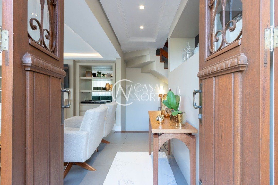 Casa de Condomínio à venda com 3 quartos, 210m², 2 suítes, 4 vagas, Rua Edgar Luiz Schneider no bairro Jardim Isabel em Porto Alegre