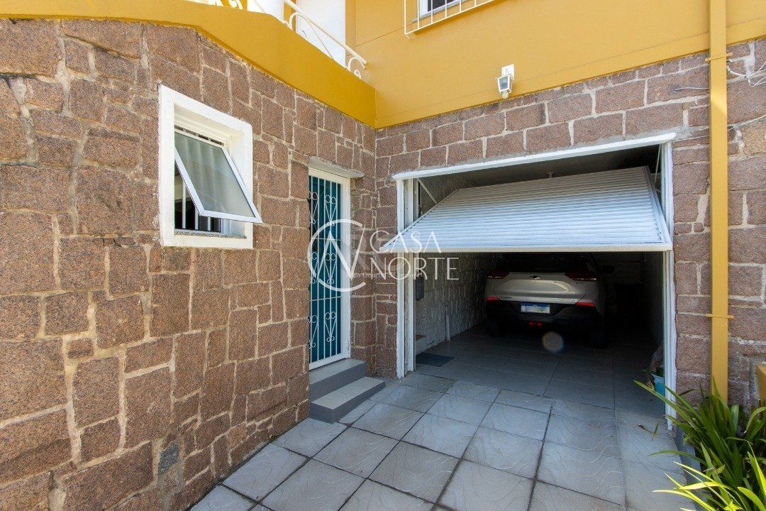 Casa à venda com 3 quartos, 148m², 3 vagas, Rua Nossa Senhora Medianeira no bairro Medianeira em Porto Alegre