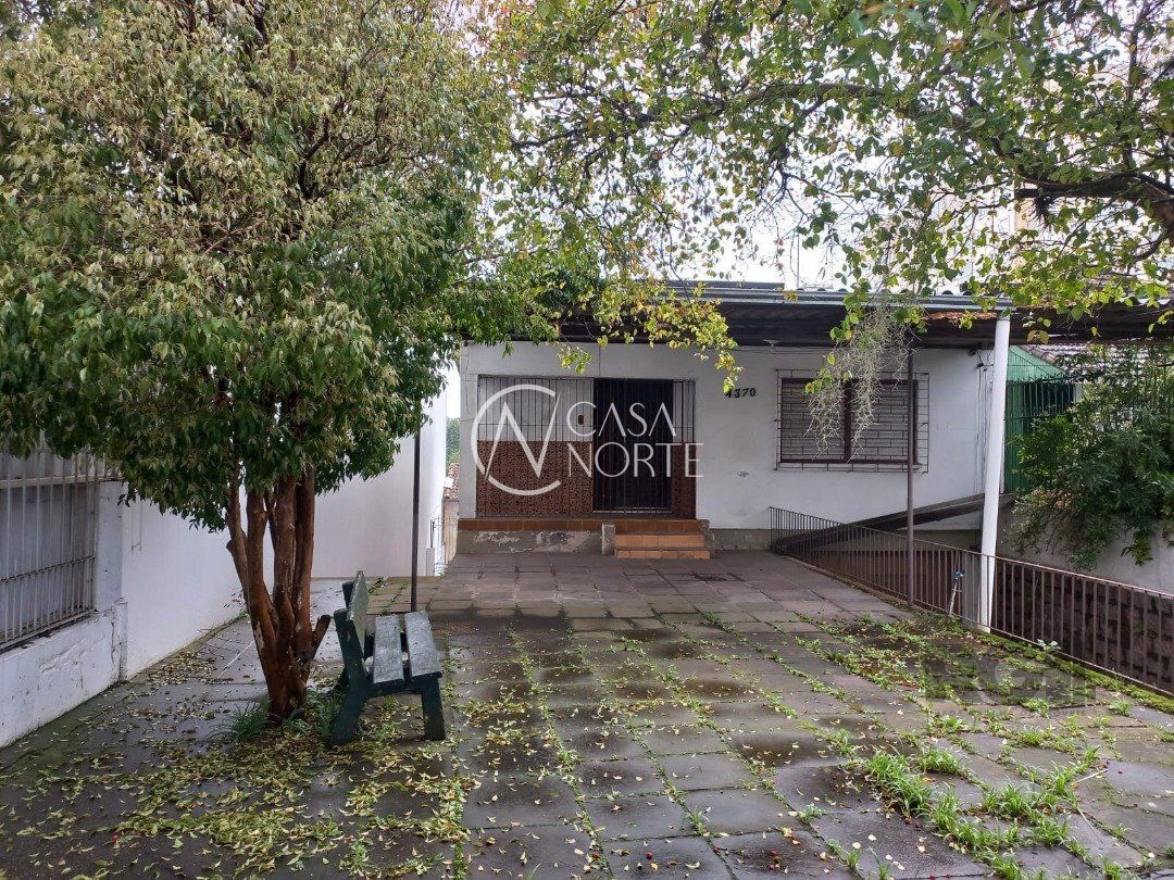 Casa à venda com 3 quartos, 150m², 4 vagas, Avenida da Cavalhada no bairro Cavalhada em Porto Alegre
