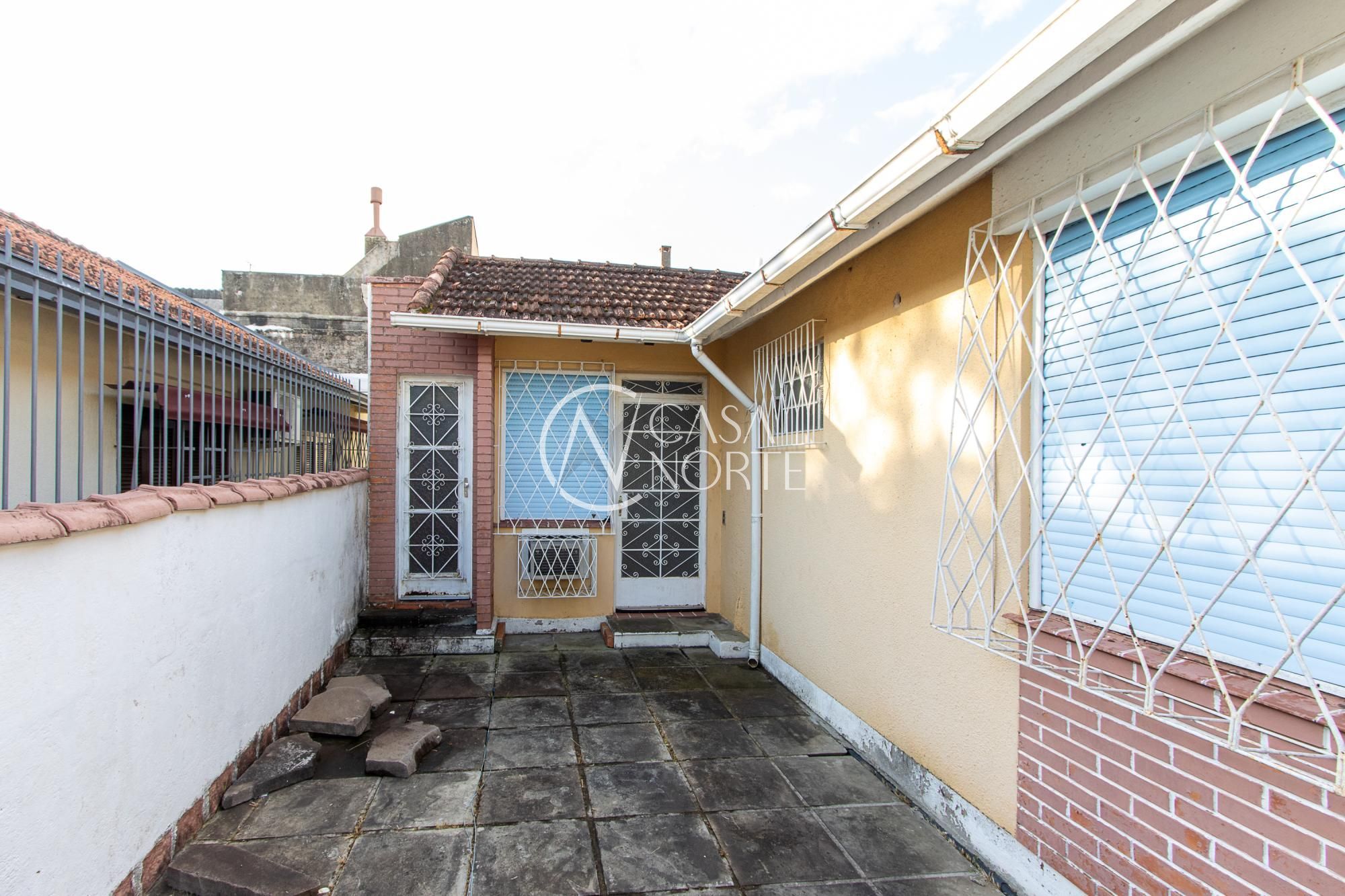 Casa à venda com 3 quartos, 70m², 2 vagas, Rua Vinte e um de Agosto no bairro Cavalhada em Porto Alegre