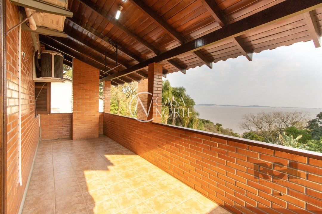 Casa à venda com 3 quartos, 220m², 2 suítes, 5 vagas, Rua Charruas no bairro Espírito Santo em Porto Alegre