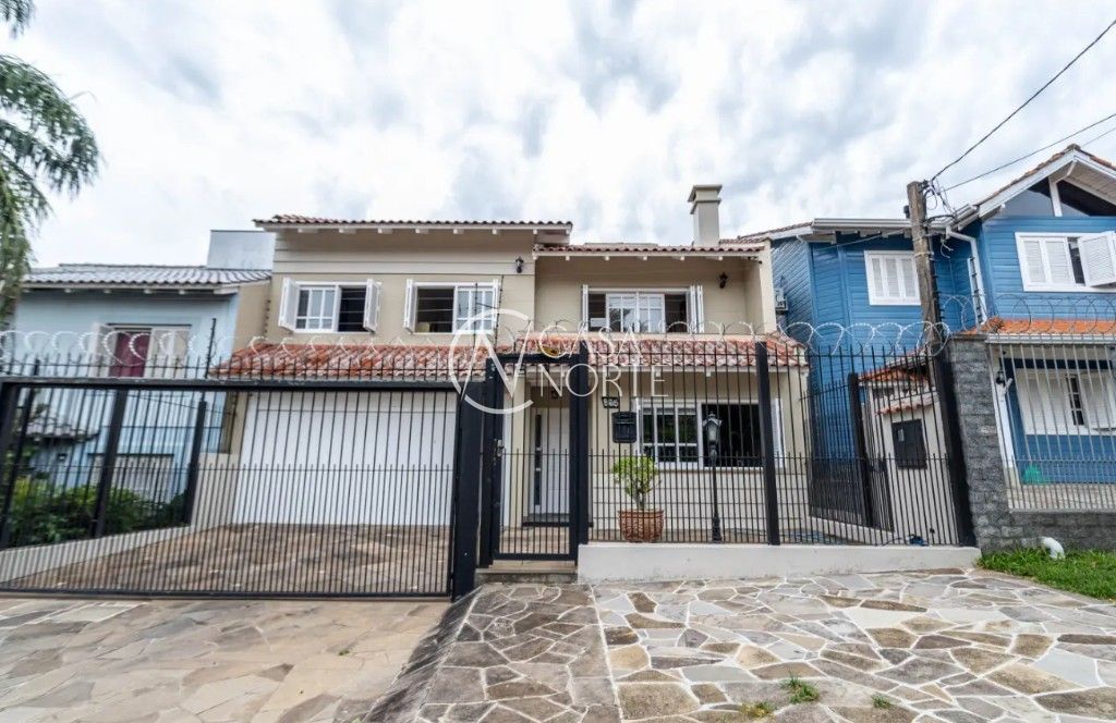Casa à venda com 4 quartos, 308m², 1 suíte, 2 vagas, Avenida Cai no bairro Cristal em Porto Alegre