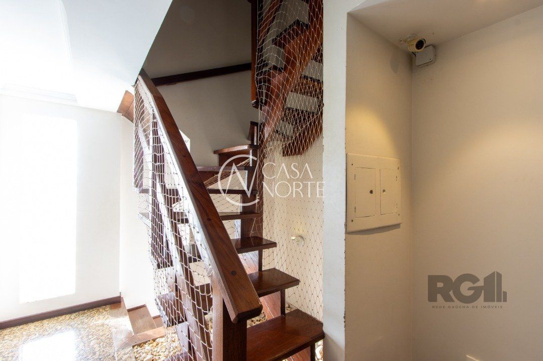 Casa à venda com 5 quartos, 417m², 3 suítes, 4 vagas, Rua Fernando Osório no bairro Teresópolis em Porto Alegre