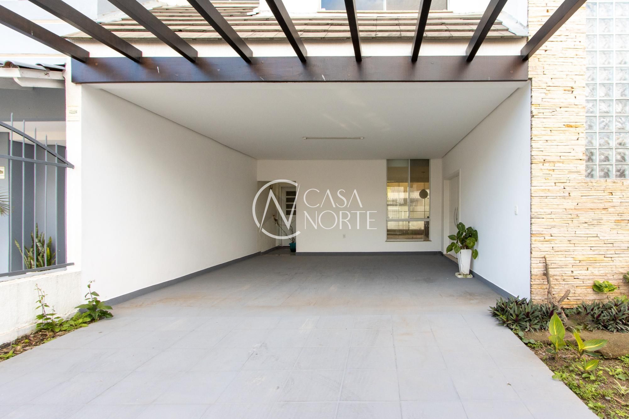 Sobrado à venda com 4 quartos, 251m², 1 suíte, 4 vagas, Rua Corticeira no bairro Hípica em Porto Alegre